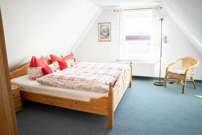 Schlafzimmer unterm Dach mit Doppelbett