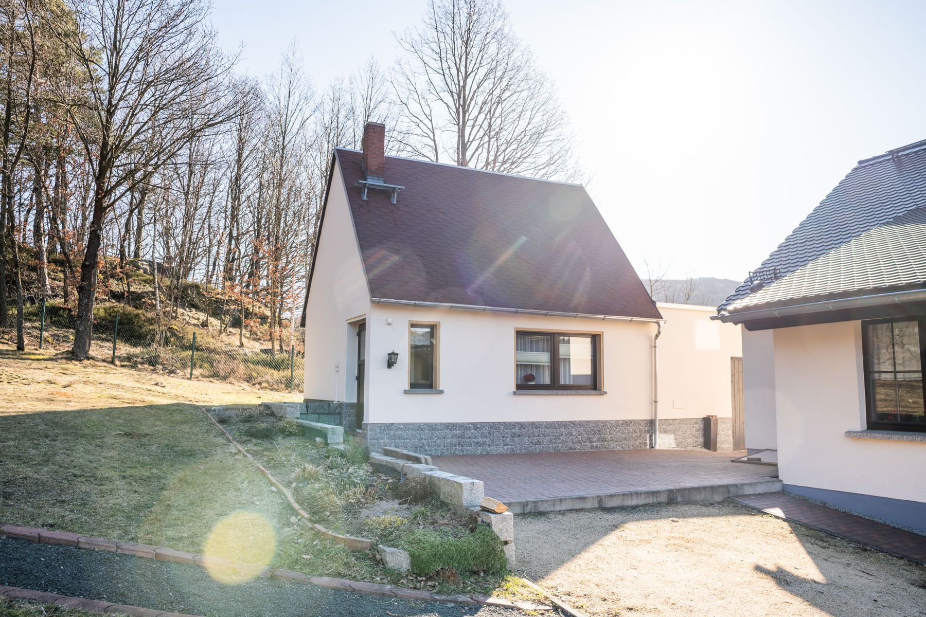 Das Ferienhaus am Hieronymus in der Abendsonne am Waldrand