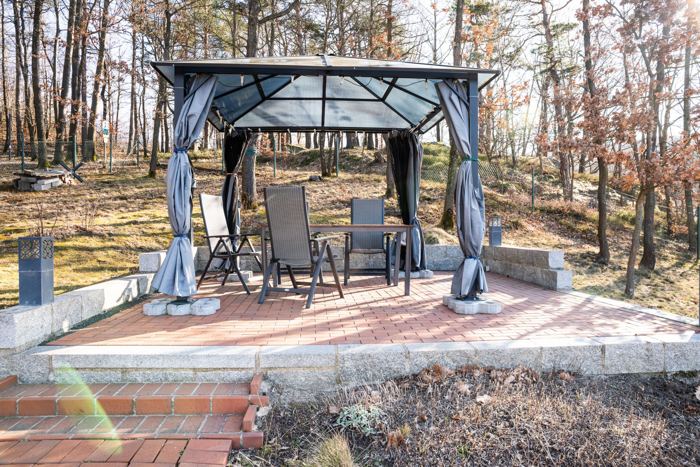 Pavillon mit Sitzecke am Waldrand