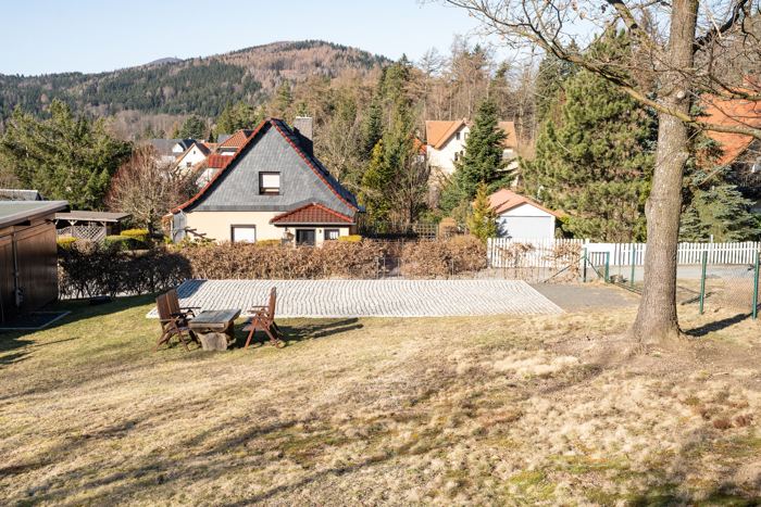 Gepflasterter Wohnmobilstellplatz mit Blick ins Zittauer Gebirge