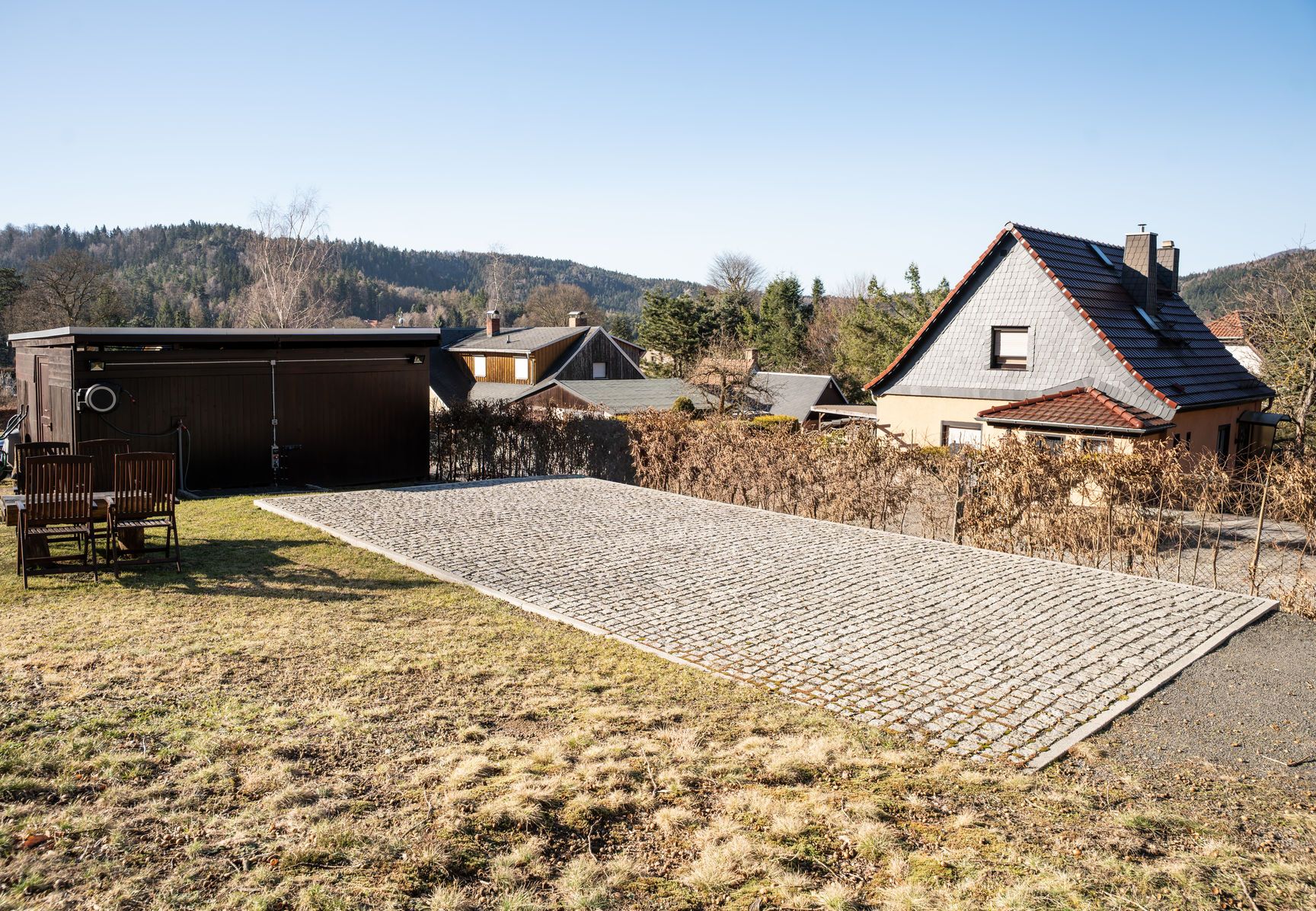 Gepflasterter Stellplatz mit Blick über Jonsdorf ins Zittauer Gebirge